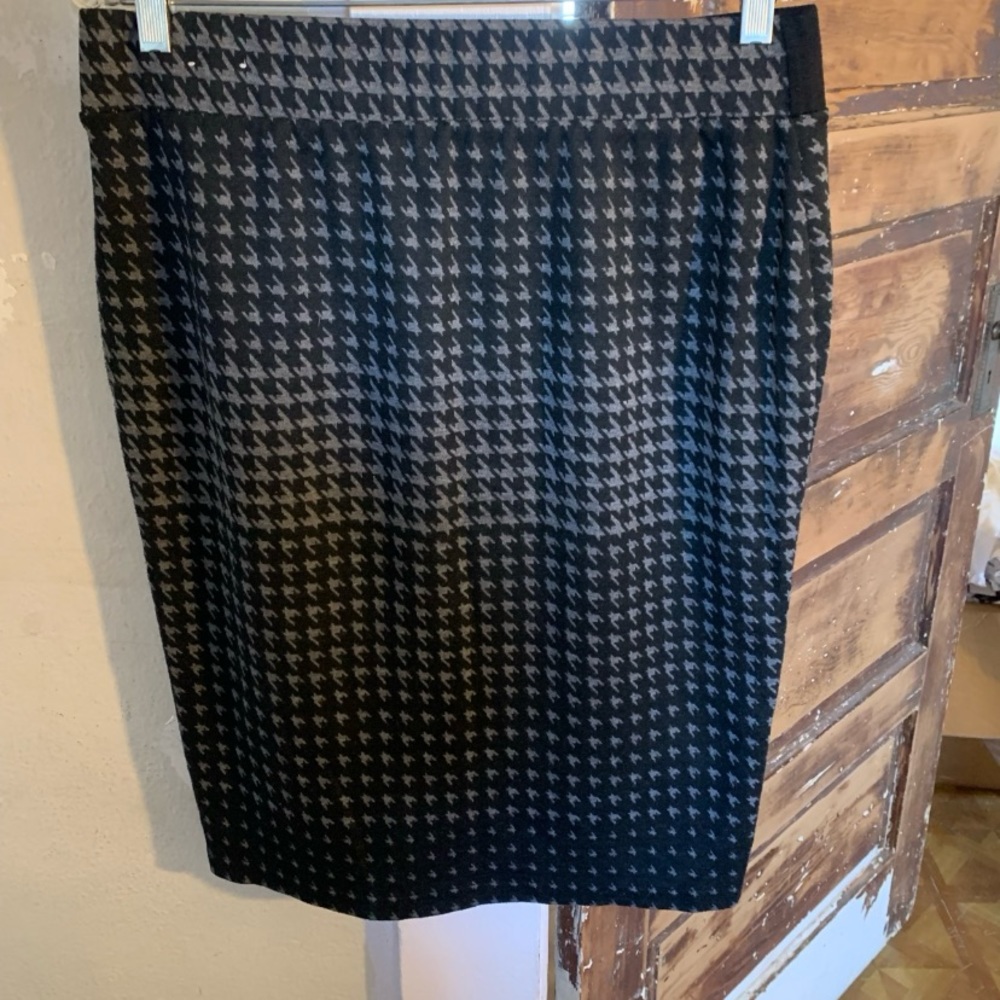 Houndstooth black and grey skirt